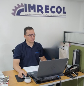 Nosotros imrecol empleado en su puesto de trabajo